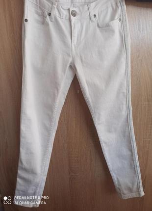 Джинсы белые