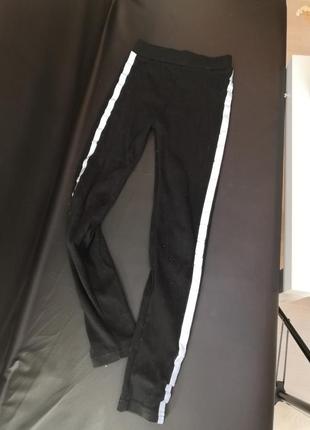 Лосини  зі світловідбиваючою стрічкою по бокам, є дефекти