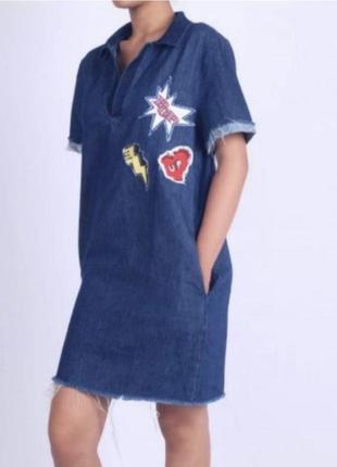 Джинсовое свободное короткое платье туника с короткими рукавами прорезными карманами и необработанным низом1 фото