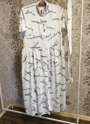 Белое платье в принт