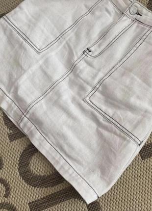 Белая джинсовая юбочка с контрастной строчкой3 фото