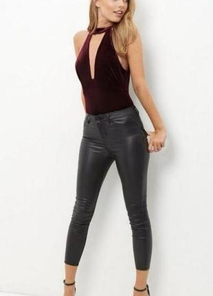 Бархатное боди с чокером new look