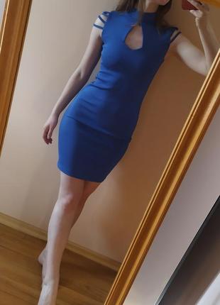Яркое синее платье