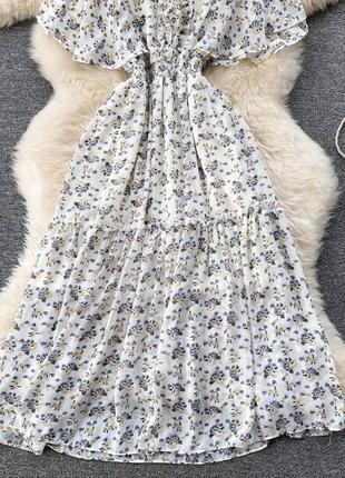Нежное, легкое платье с цветочным принтом с резинкой на талии3 фото
