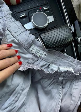 Бежеві сірі шовкові атласні шортики з кишенями на гумці в білизняному піжамному стилі віскоза10 фото