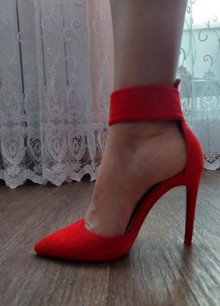 Красные замшевые туфли на каблуке4 фото