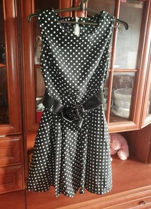 Чёрное платье в горошек.