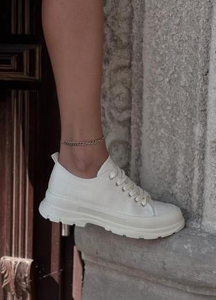 Женские кроссовки