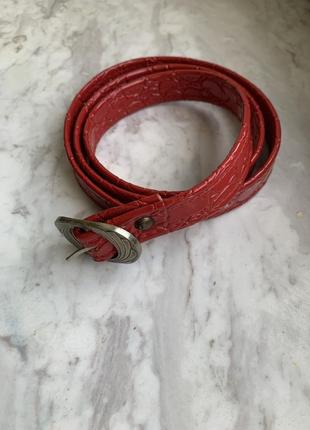 Длинный красивый красный ремень-поясок