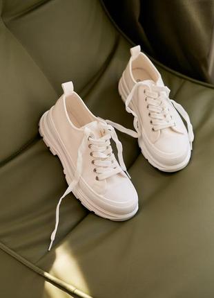 Женские кроссовки