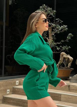 Женский деловой повседневный стильный из натуральной ткани удобный модный трендовый костюм модный шорты шортики и рубашка бежевый зеленый3 фото