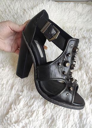 Босоножки с шипами, ботильоны открытого типа