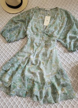 Нежное трендовое платье с объёмным рукавом