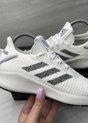 Жіночі кросівки від adidas