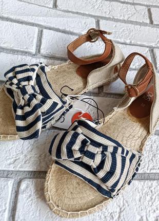 Фірмові босоніжки