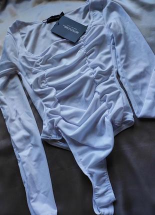 Белый боди prettylittlething