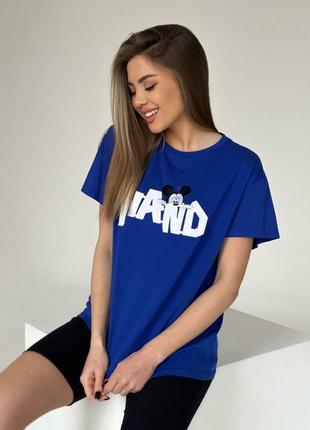 Синяя свободная футболка с нашивкой
