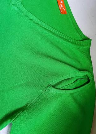 Зеленый джемпер,с обнаженными плечами, размер с10 фото