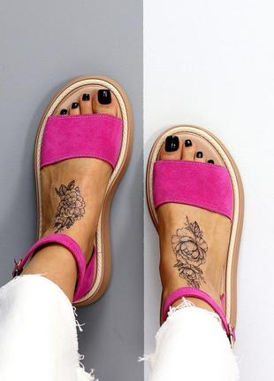 Натуральні замшеві босоніжки кольору фуксії на бежевій підошві