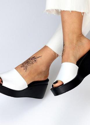 Шкіряні білі шльопанці на танкетці, на високій платформі, шлепки кожа