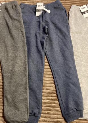 Новые спортивные утепленные штаны. размер 134-140, на 8-10 лет.1 фото
