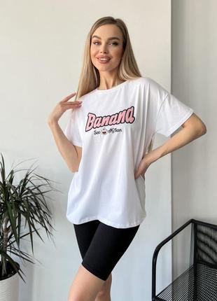 Біла оверсайз футболка з нашивками