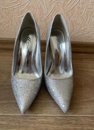 Серебряные туфли на каблуке2 фото