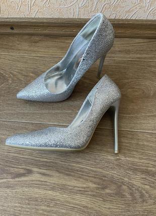 Серебряные туфли на каблуке1 фото