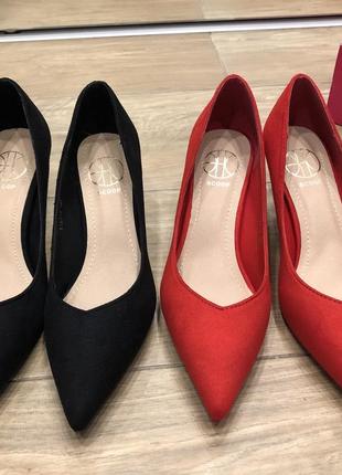 Туфлі червоні і чорні