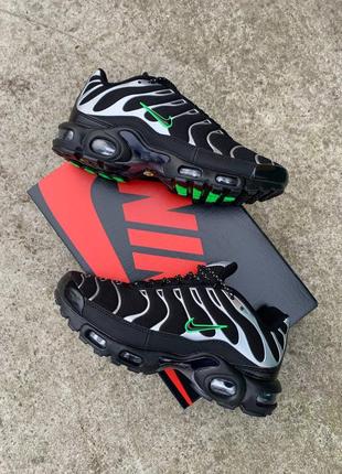 Чудові кросівки nike air max tn white black silver green чорні зі сріблястим та салатовим