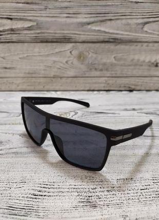 Мужские солнцезащитные очки черные, матовые в пластиковой оправе1 фото