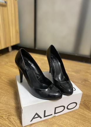 Нові жіночі туфлі лаковані чорні підбори альдо aldo 40 розмір гарні привабливі