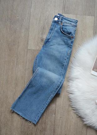 Класнючі і якісні джинси zara із завищеною посадкою, і необробленим клош низом