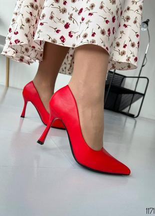 Червоні шкіряні туфлі човники на високій шпильці з гострим носом1 фото