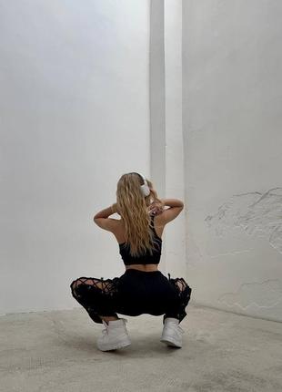 Женские брюки со шнуровкой по бокам8 фото