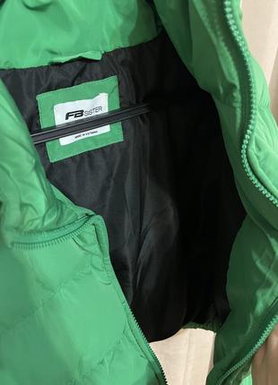 Куртка весенняя зеленая укороченная3 фото