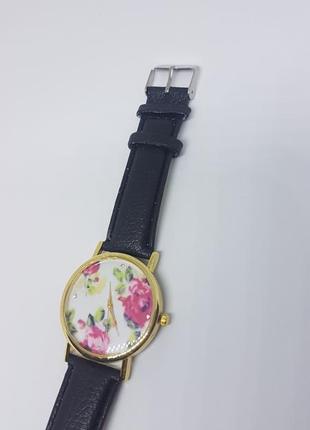 Наручные женские часы с черным ремешком2 фото