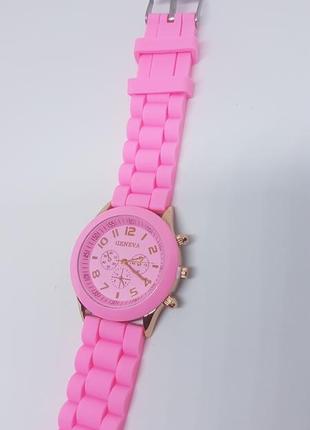 Наручные женские часы с силиконовым розовым ремешком