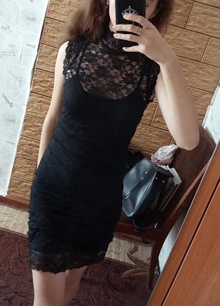 Чорне кружевне плаття