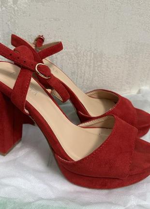 Босоножки женские