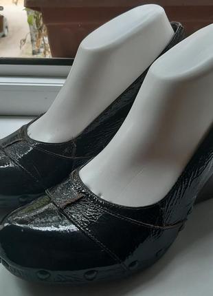 Стильные фирменные кожаные туфли на танкетке clarks (original).