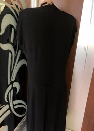 Чёрное итальянское платье с открытым декольте3 фото