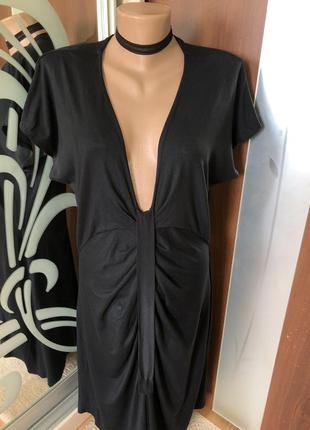 Чёрное итальянское платье с открытым декольте5 фото
