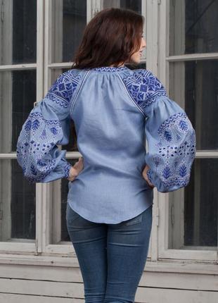 Синяя женская блуза-вышиванка с вышитым геометрическим орнаментом7 фото