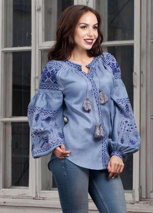 Синяя женская блуза-вышиванка с вышитым геометрическим орнаментом4 фото