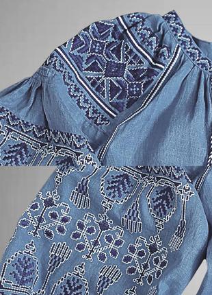 Синяя женская блуза-вышиванка с вышитым геометрическим орнаментом3 фото