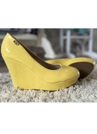Желтые женские туфли