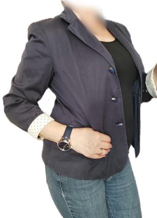 Стильний піджак ann llewellyn, темно-синього кольору, з манжетами білого кольору. раз.євро 403 фото