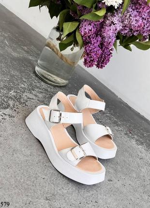 Жіночі босоніжки білого кольору із натуральної шкіри