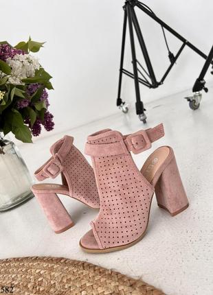 Жіночі босоніжки на підборах